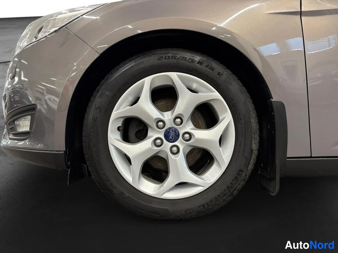 Harmaa Ford Focus 2015, yksityiskohta, kuva 15