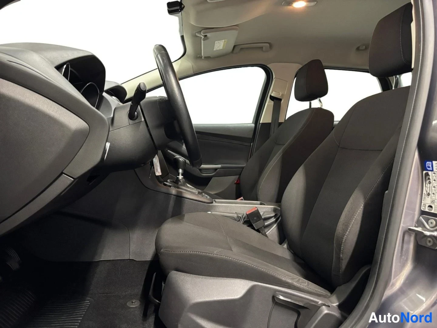 Harmaa Ford Focus 2015, etuistuimet, kuva 11