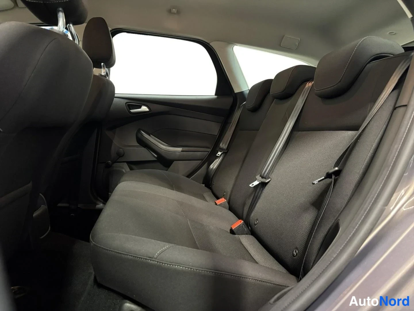 Harmaa Ford Focus 2015, takaistuimet, kuva 13
