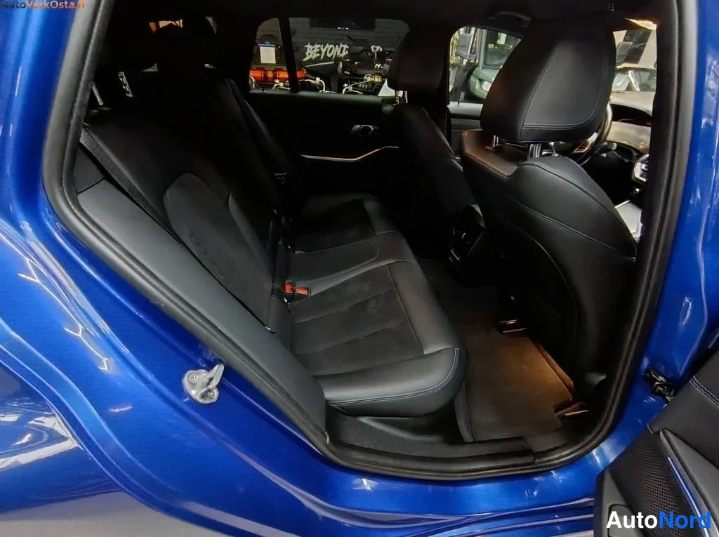 Sininen BMW 320d xDrive 2020, takaistuimet, kuva 15