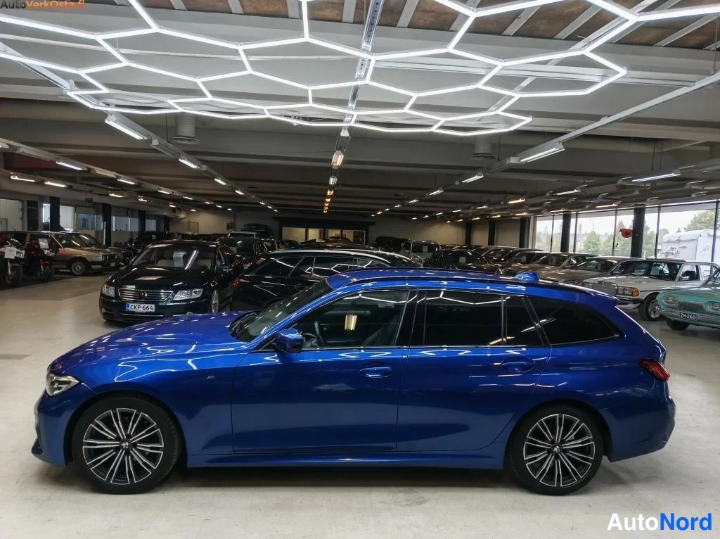 Sininen BMW 320d xDrive 2020, sivulta, kuva 5