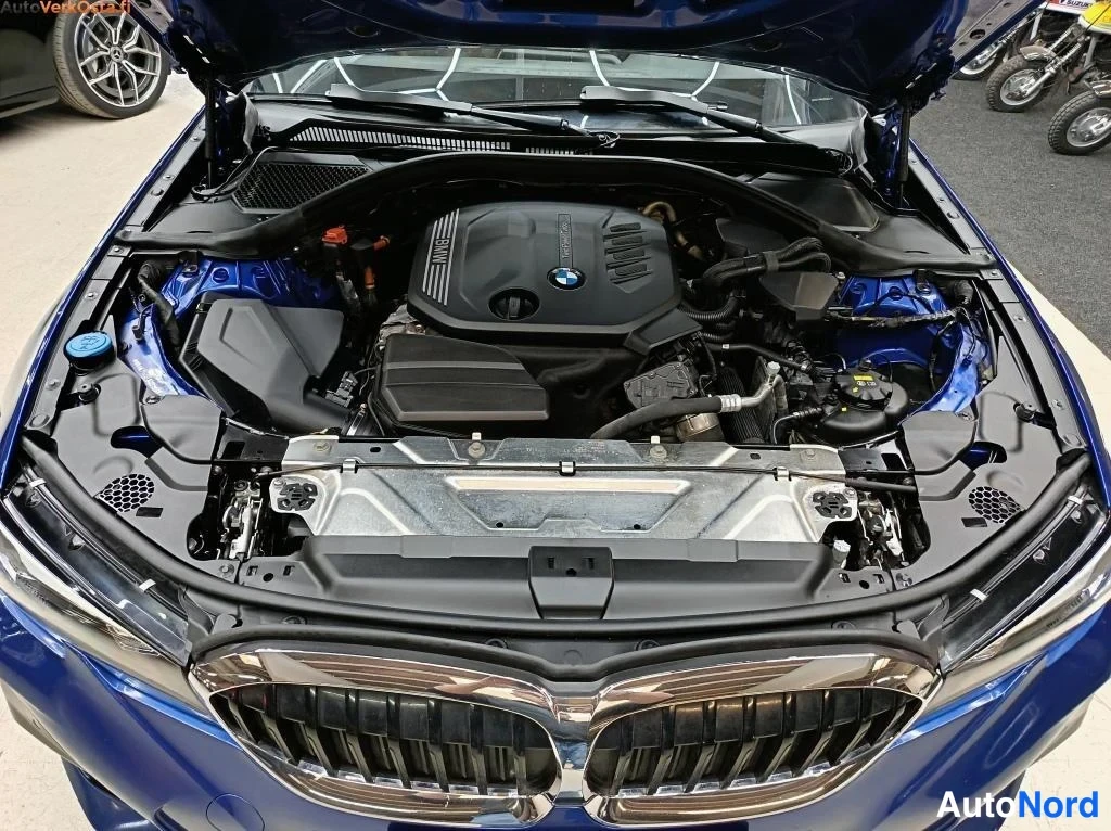 Sininen BMW 320d xDrive 2020, moottoritila, kuva 17