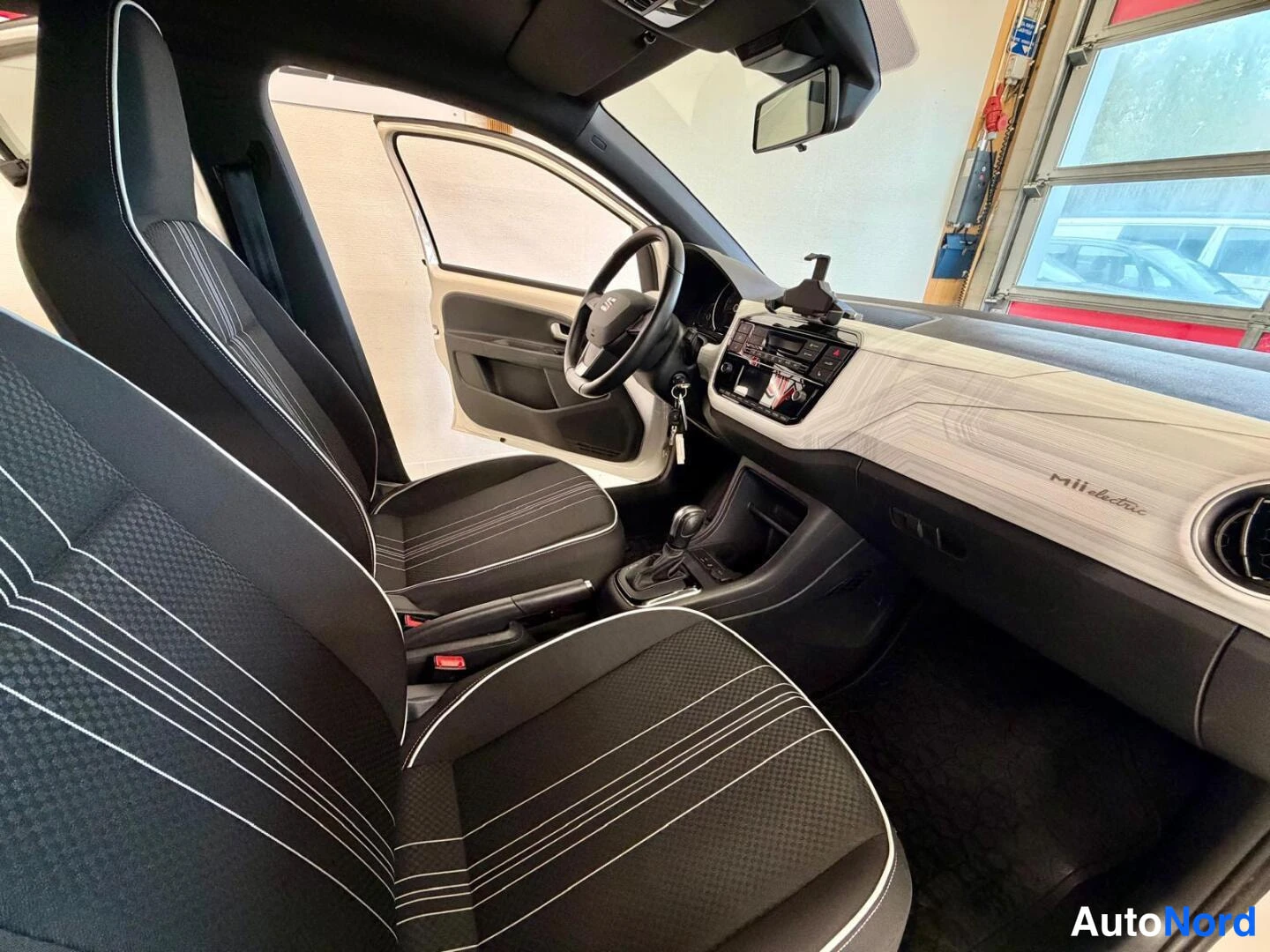 Valkoinen Seat Mii Electric 2021, ohjaamo, kuva 9