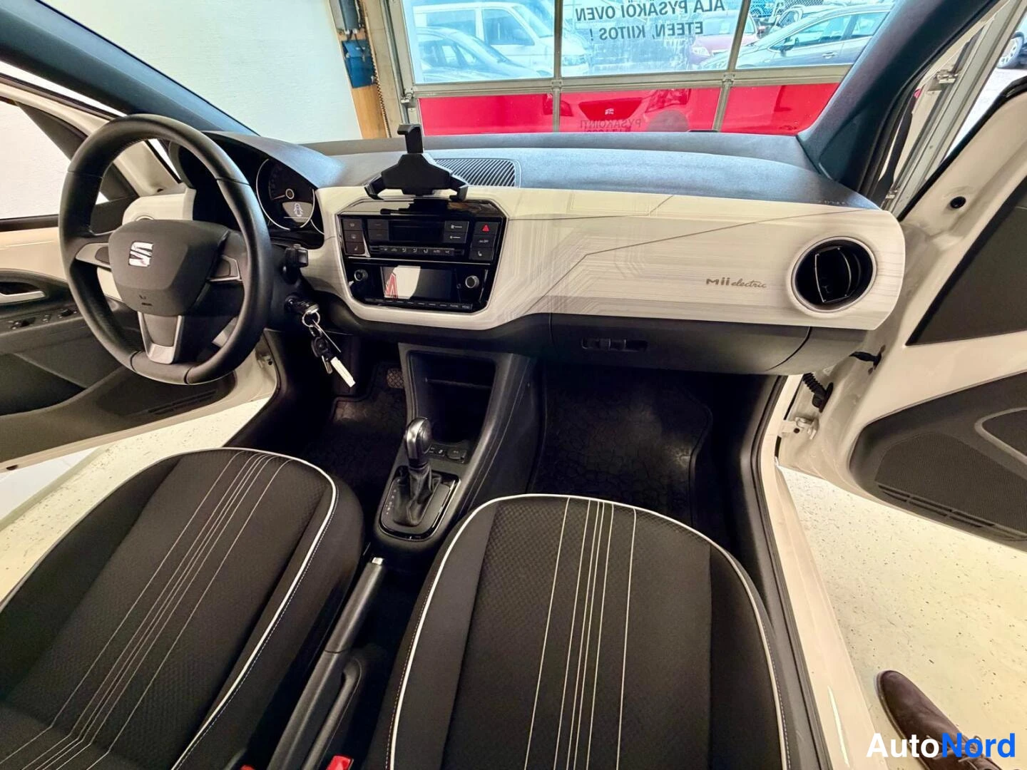 Valkoinen Seat Mii Electric 2021, ohjaamo, kuva 10
