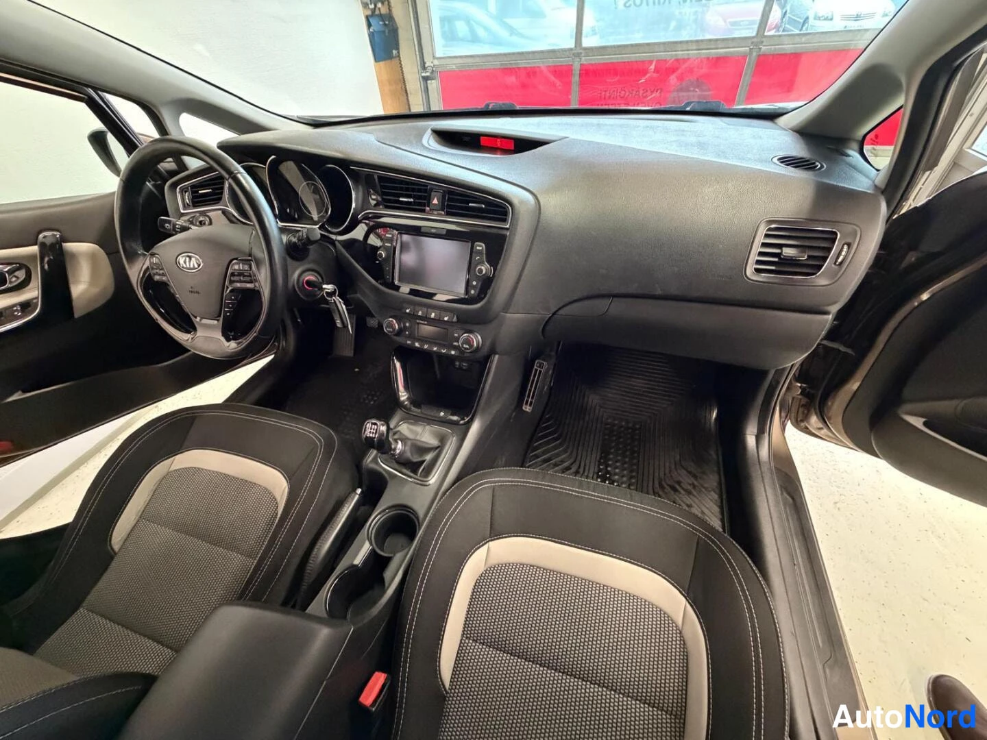 Harmaa Kia Ceed SW 2017, ohjaamo, kuva 9