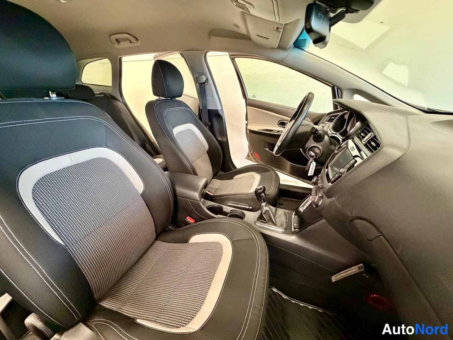 Harmaa Kia Ceed SW 2017, etuistuimet, kuva 12