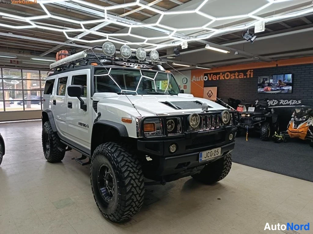 Valkoinen Hummer H2 2002, etuviisto, keula oikealle, kuva 3