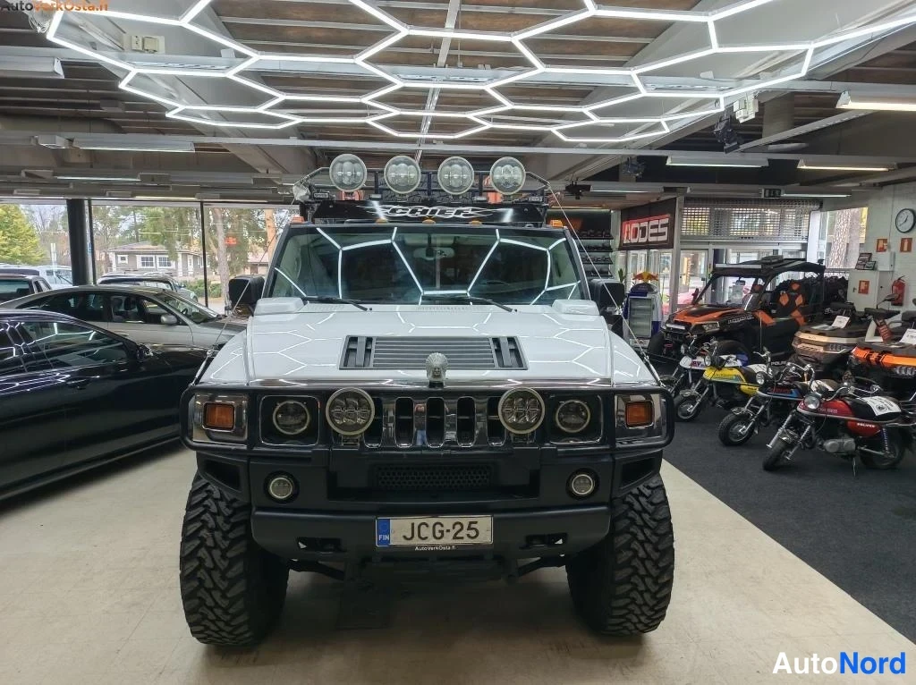 Valkoinen Hummer H2 2002, edestä, kuva 6