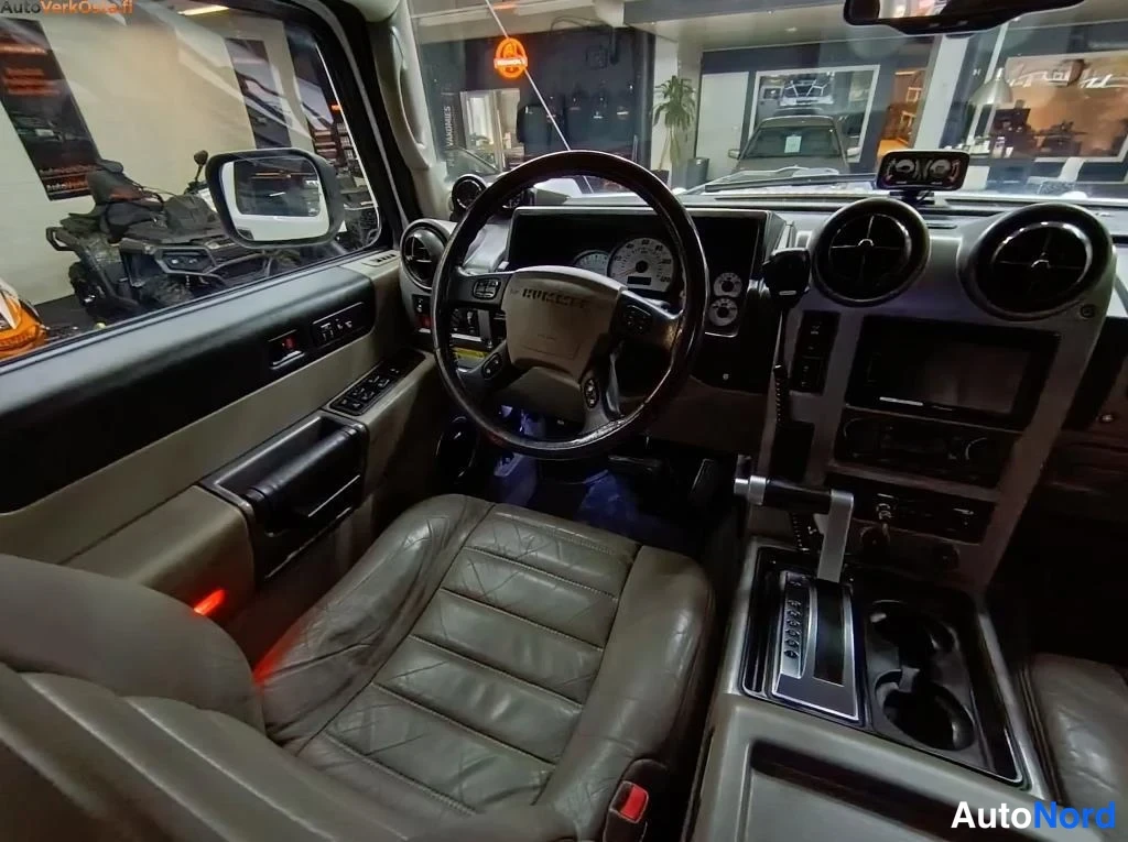 Valkoinen Hummer H2 2002, ohjaamo, kuva 12