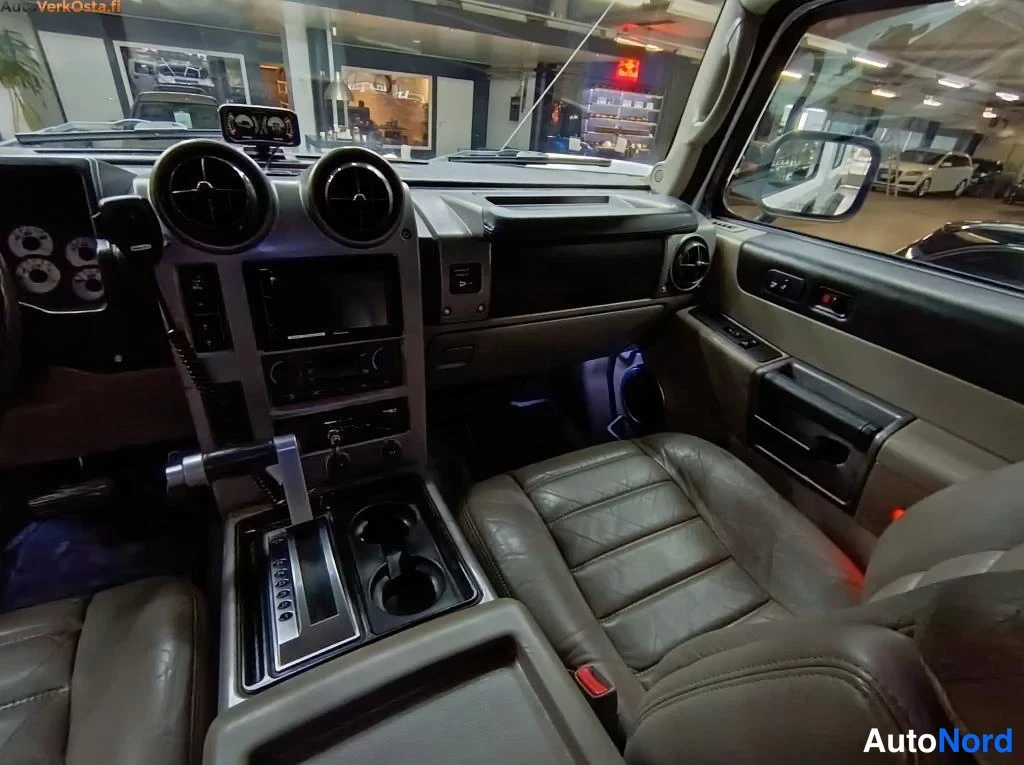 Valkoinen Hummer H2 2002, ohjaamo, kuva 15