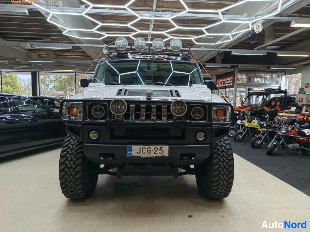 Valkoinen Hummer H2 2002, edestä, kuva 7
