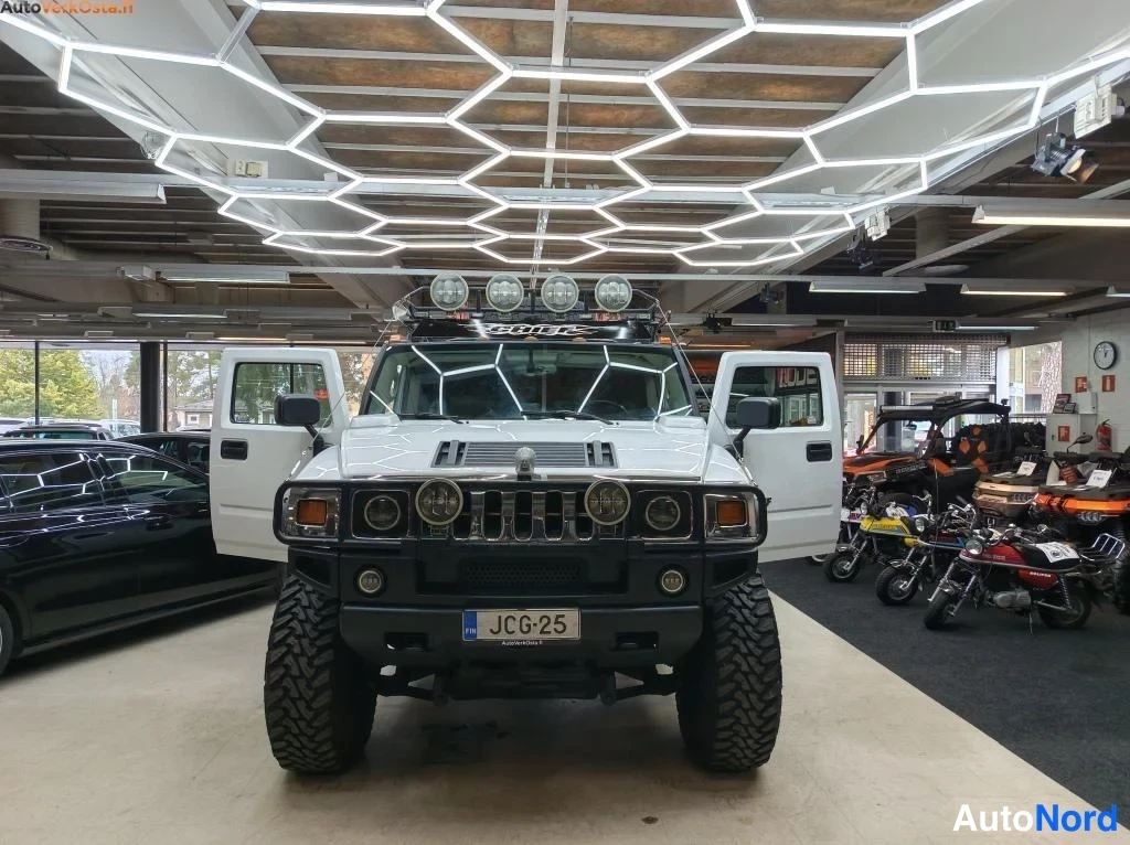 Valkoinen Hummer H2 2002, edestä, kuva 4