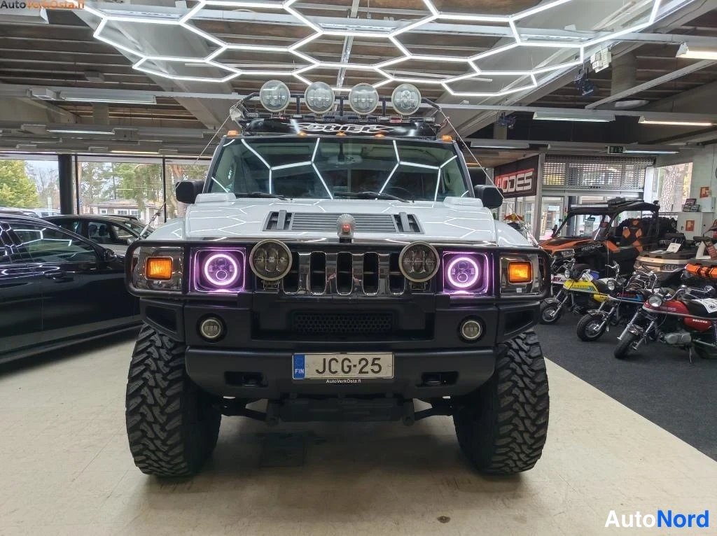 Valkoinen Hummer H2 2002, edestä, kuva 5