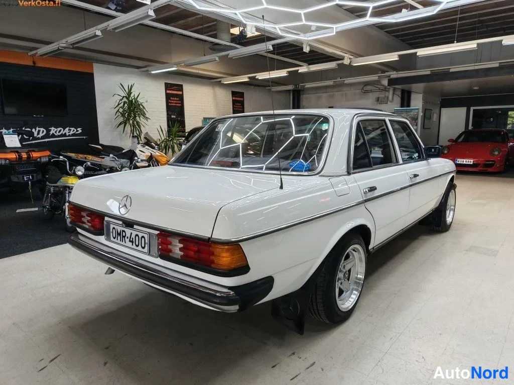 Valkoinen Mercedes-Benz 200 1983, takaviisto, kuva 9