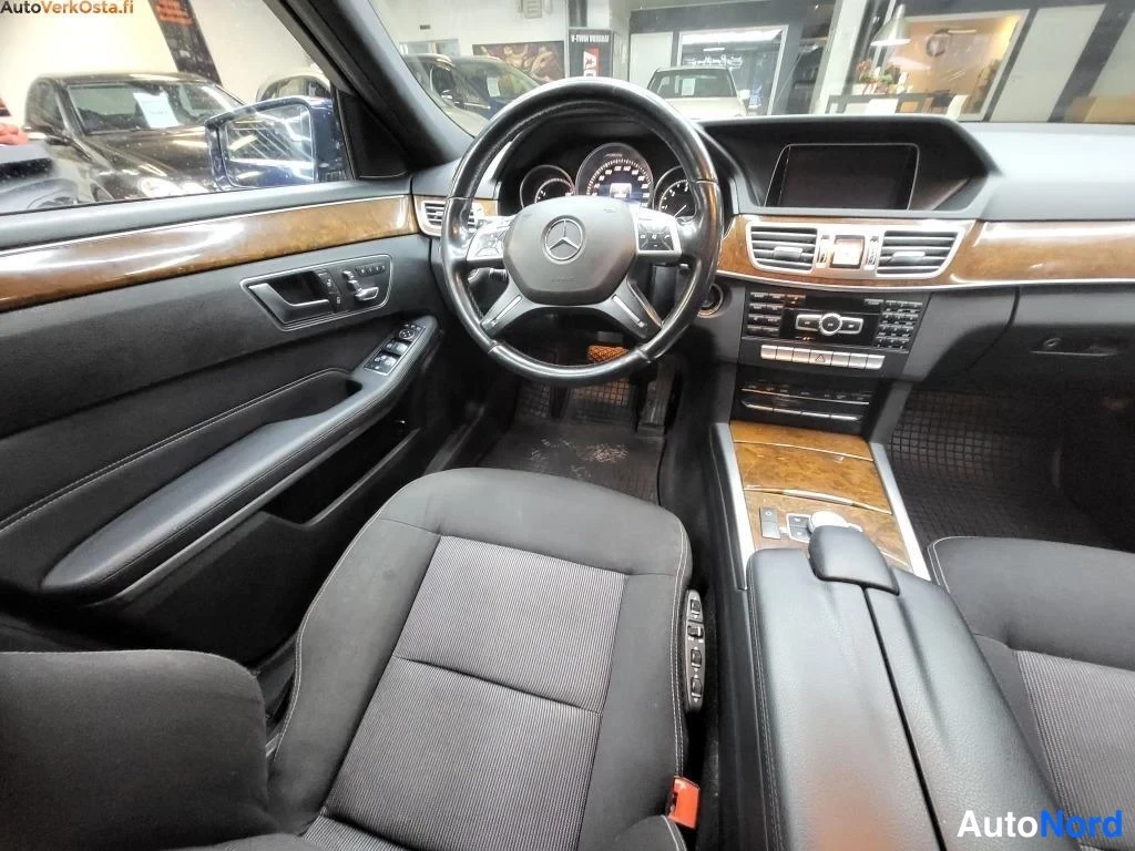 Sininen Mercedes-Benz E 250 CDI 4MATIC 2014, ohjaamo, kuva 9