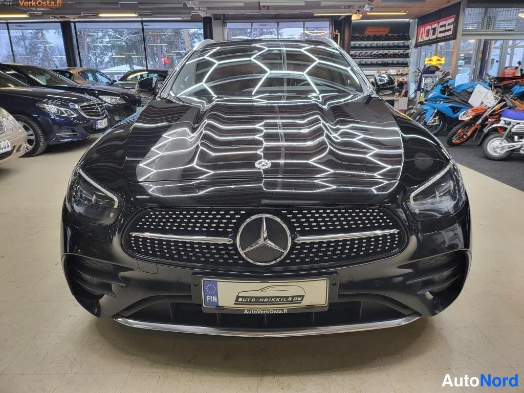 Musta Mercedes-Benz E 400 d 4MATIC 2021, edestä, kuva 3