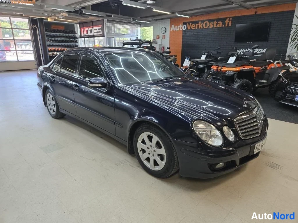 Sininen Mercedes-Benz E 200 CDI 2007, etuviisto, keula oikealle, kuva 2