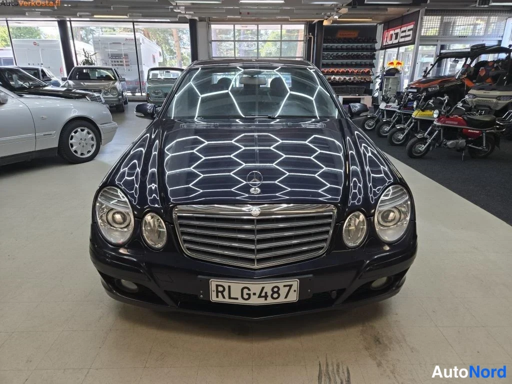 Sininen Mercedes-Benz E 200 CDI 2007, edestä, kuva 3