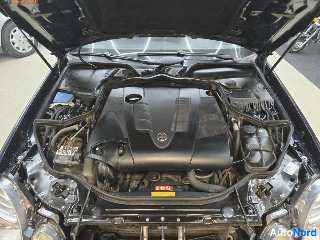 Sininen Mercedes-Benz E 200 CDI 2007, moottoritila, kuva 10