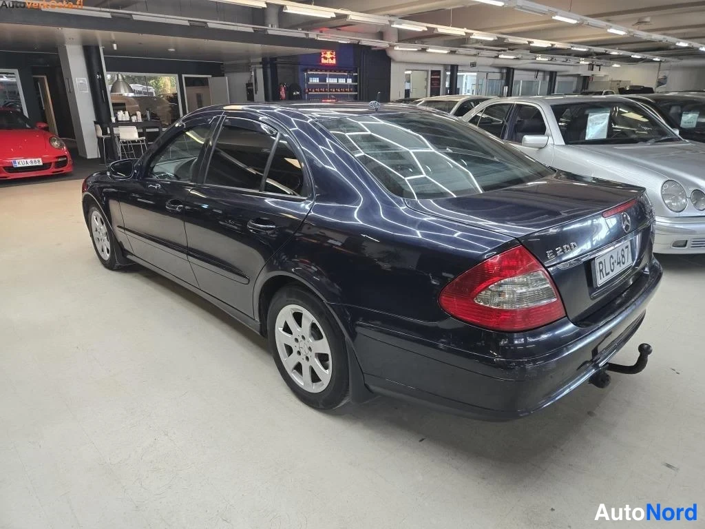 Sininen Mercedes-Benz E 200 CDI 2007, takaviisto, kuva 4