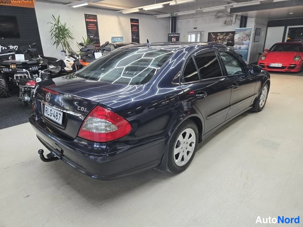 Sininen Mercedes-Benz E 200 CDI 2007, takaviisto, kuva 5