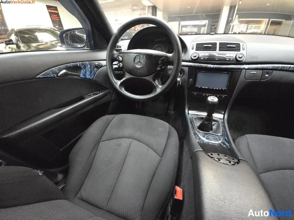 Sininen Mercedes-Benz E 200 CDI 2007, ohjaamo, kuva 8