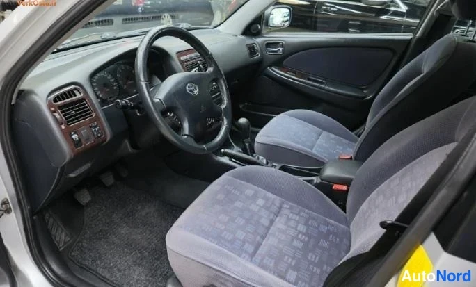Hopea Toyota Avensis 2002, ohjaamo, kuva 5