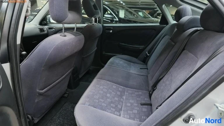 Hopea Toyota Avensis 2002, takaistuimet, kuva 7