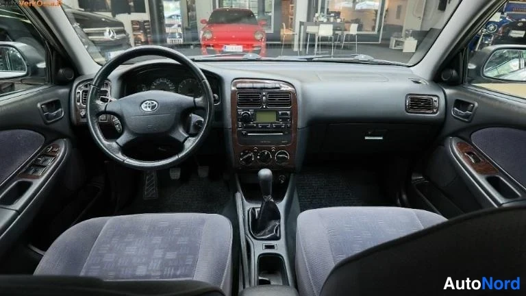 Hopea Toyota Avensis 2002, ohjaamo, kuva 6