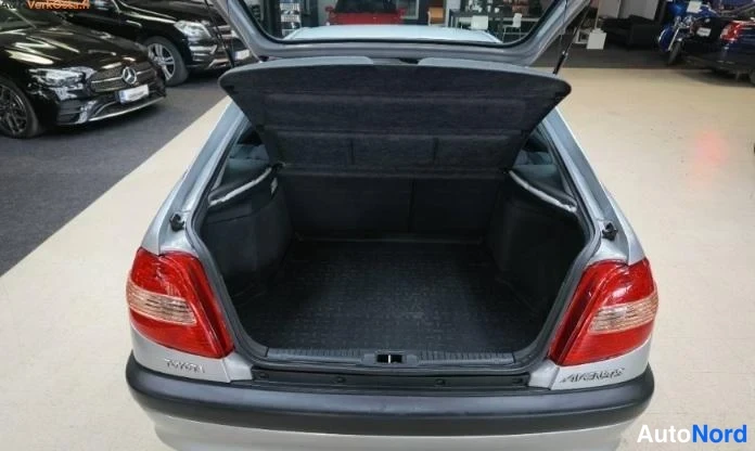 Hopea Toyota Avensis 2002, tavaratila, kuva 8