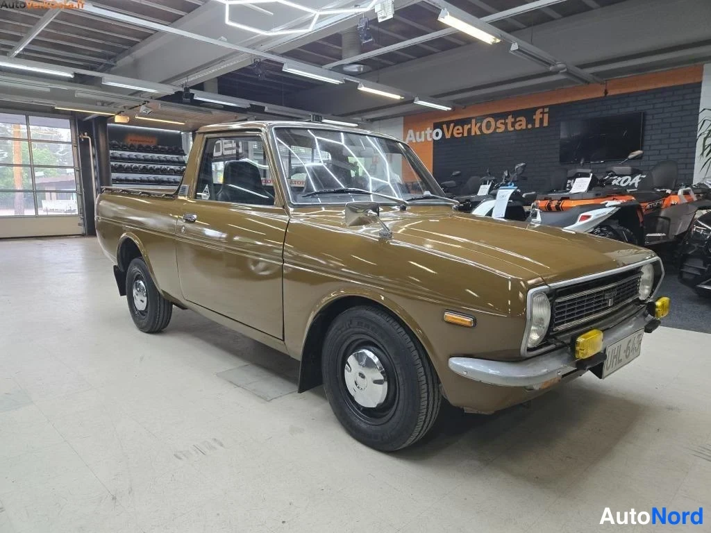 Ruskea Toyota Timangi 1976, etuviisto, keula oikealle, kuva 2