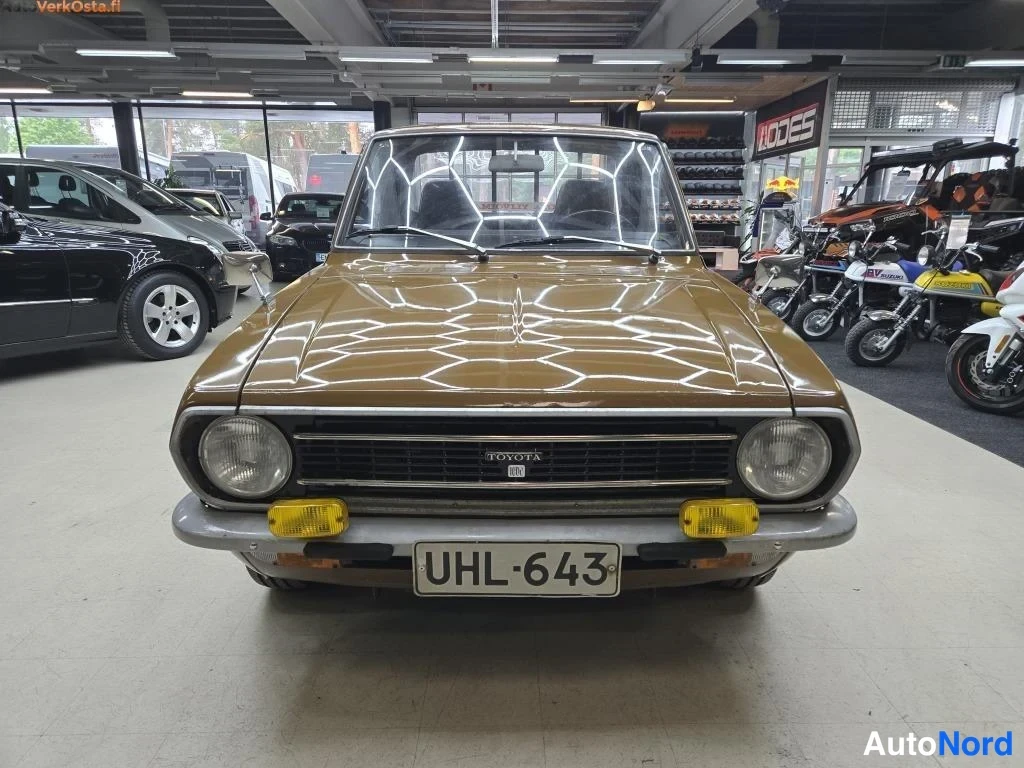 Ruskea Toyota Timangi 1976, edestä, kuva 3