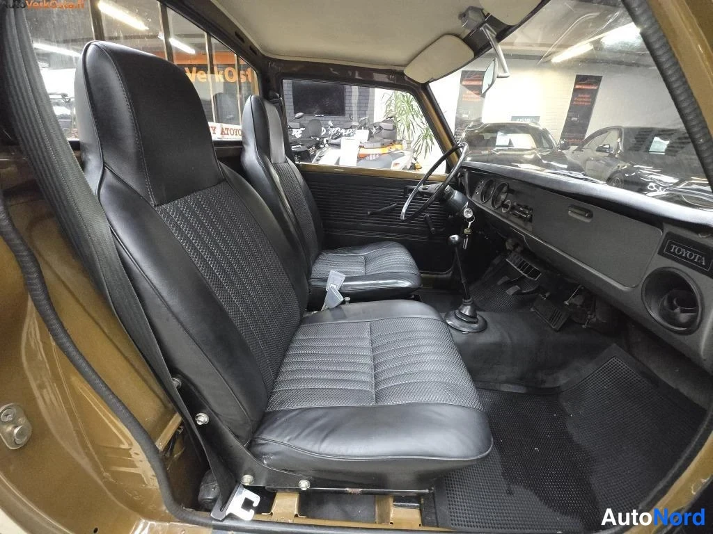 Ruskea Toyota Timangi 1976, etuistuimet, kuva 10