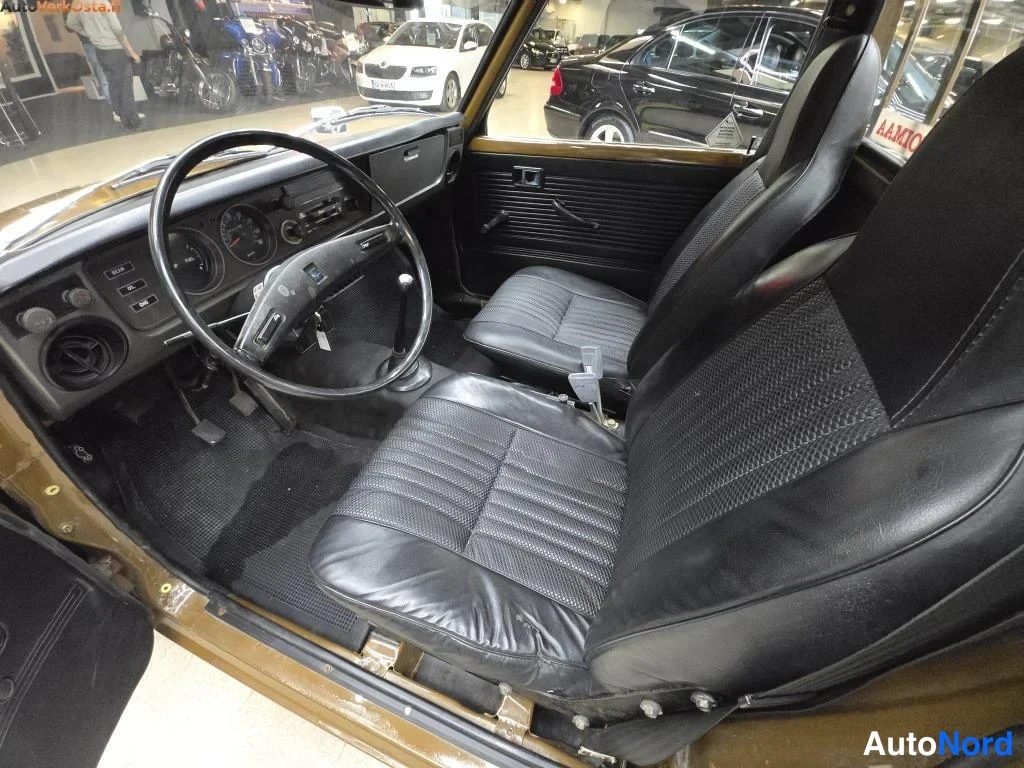 Ruskea Toyota Timangi 1976, etuistuimet, kuva 8