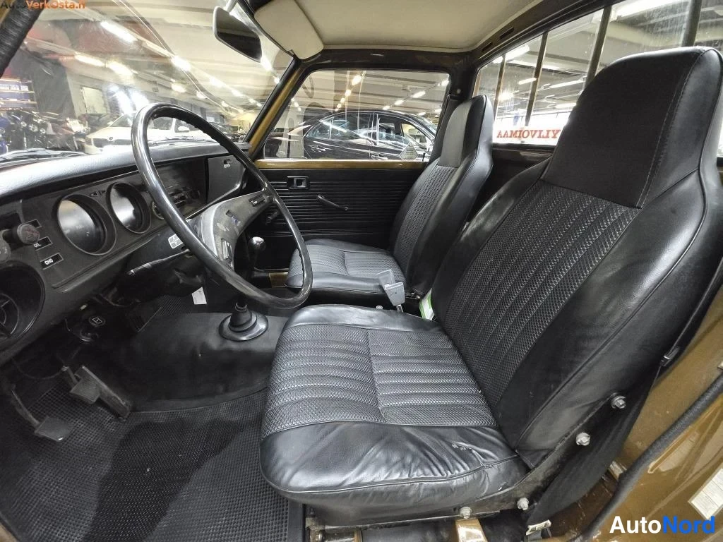 Ruskea Toyota Timangi 1976, etuistuimet, kuva 9