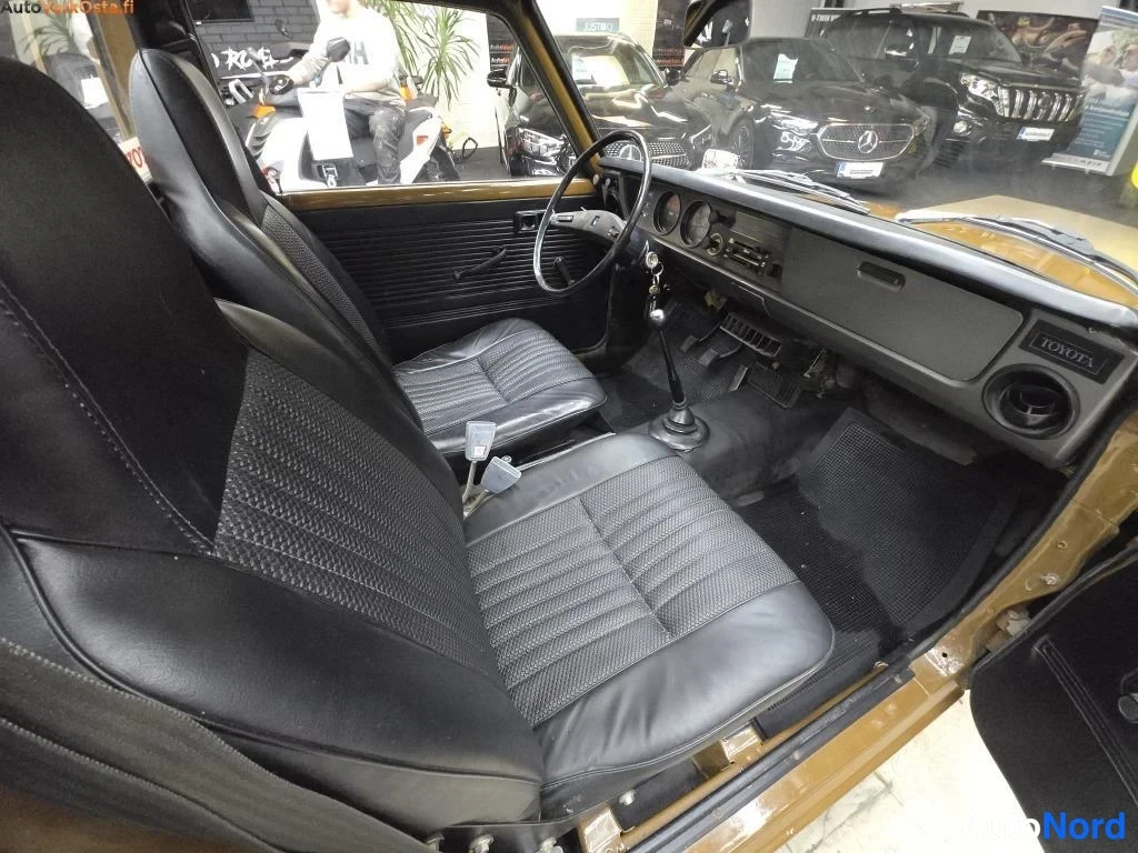Ruskea Toyota Timangi 1976, ohjaamo, kuva 7