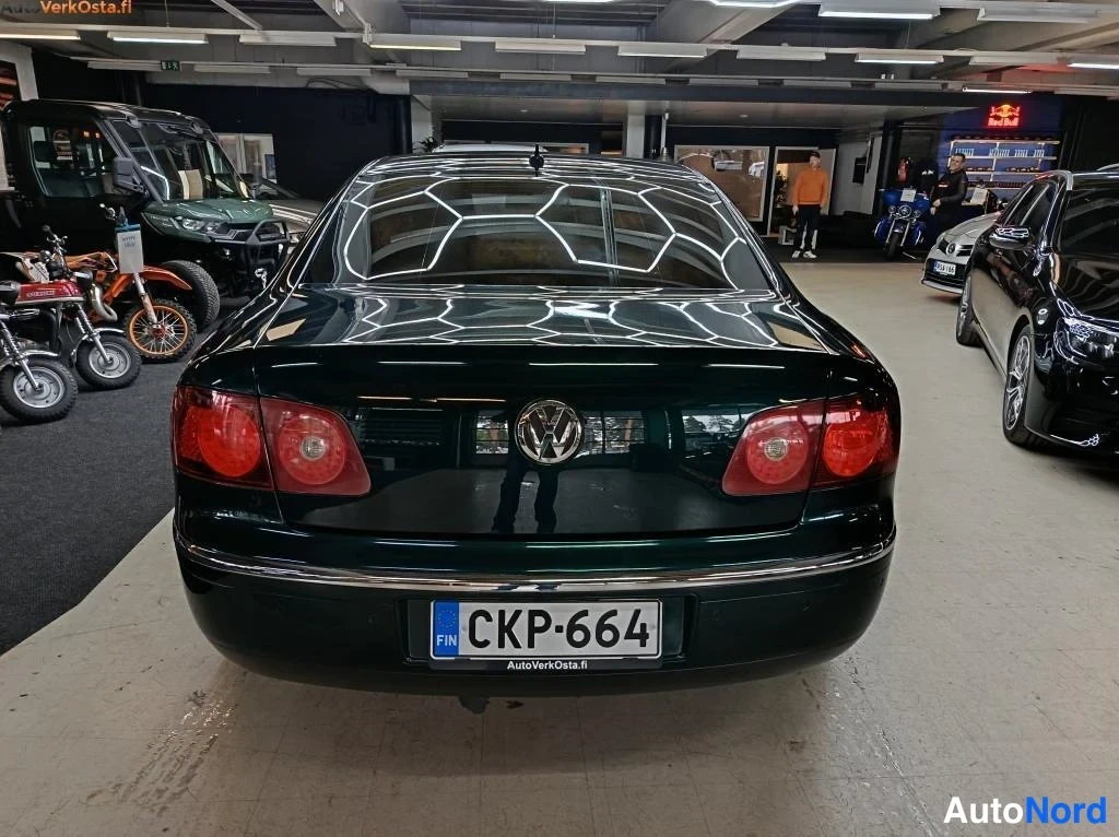 Vihreä Volkswagen Phaeton 2009, takaa, kuva 8