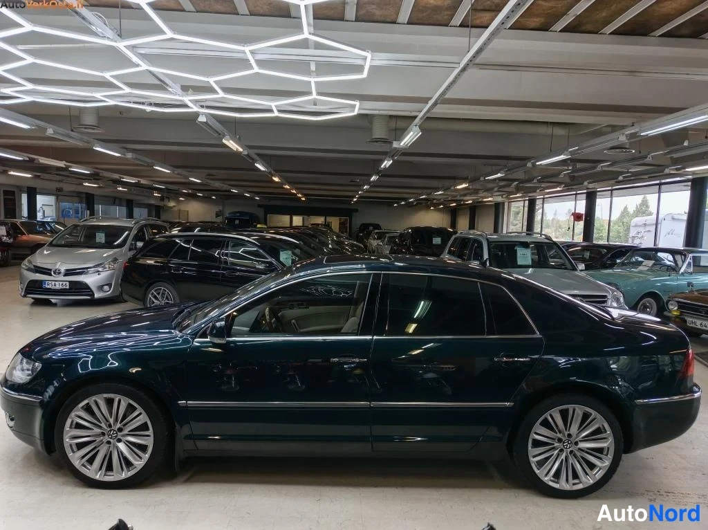 Vihreä Volkswagen Phaeton 2009, etuviisto, keula vasemmalle, kuva 2