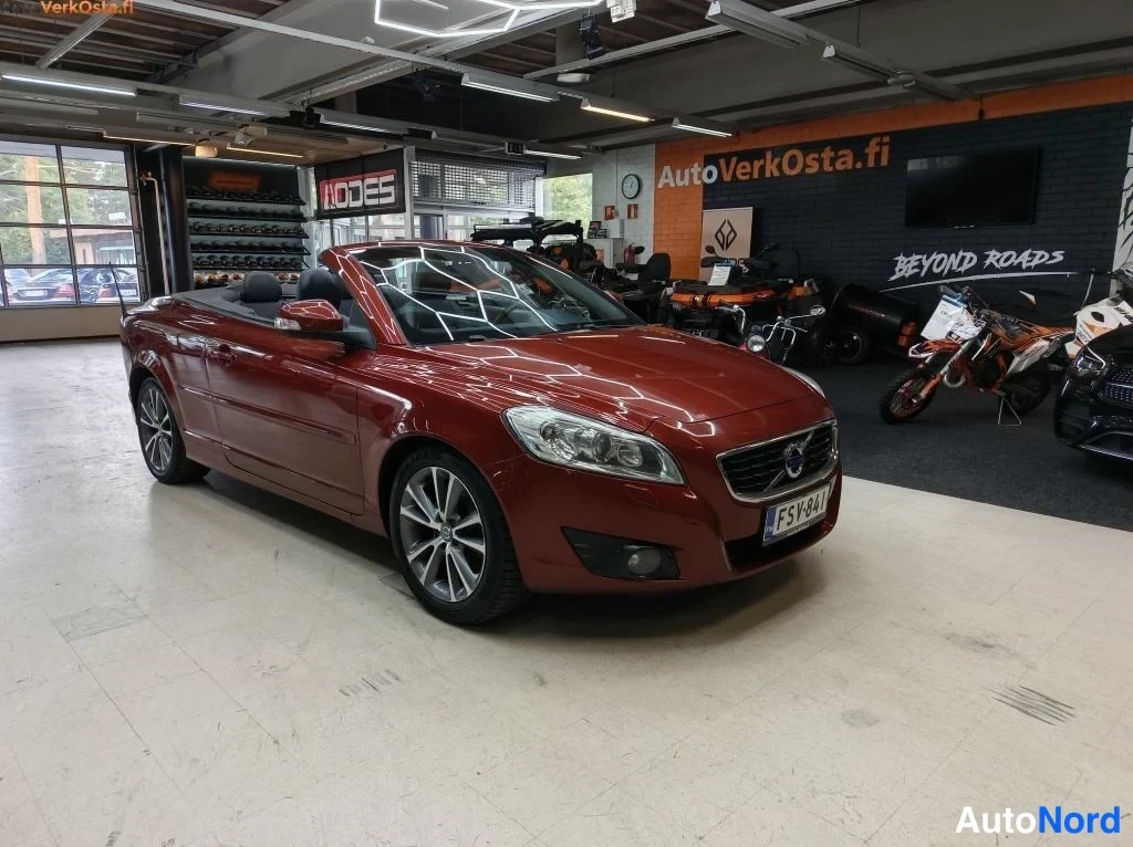Punainen Volvo C70 2010, etuviisto, keula oikealle, kuva 3