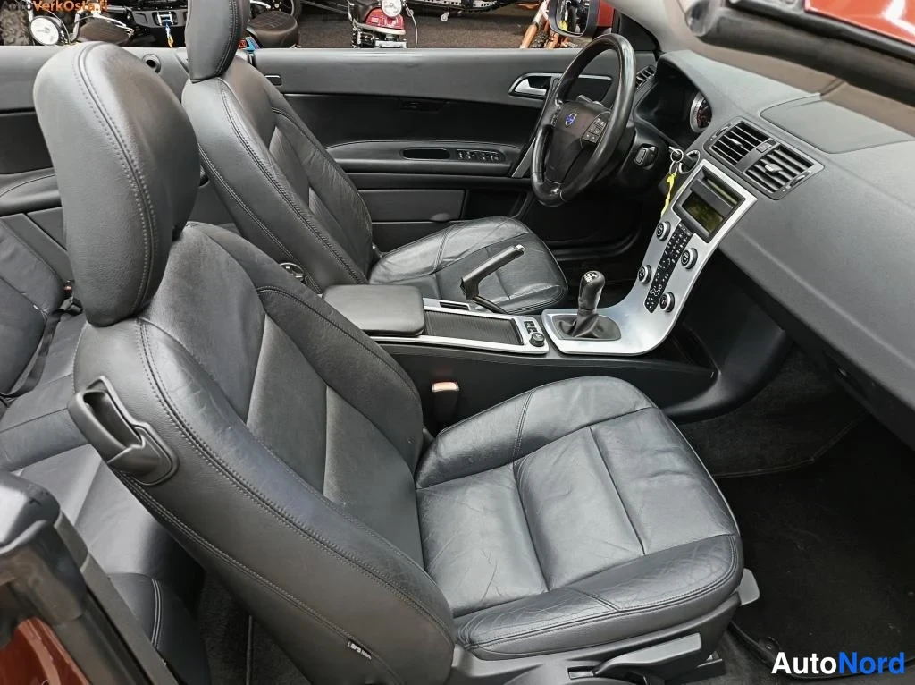 Punainen Volvo C70 2010, ohjaamo, kuva 15