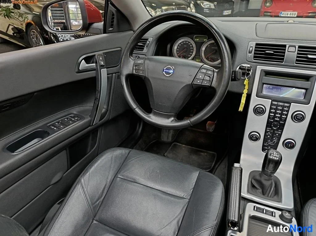 Punainen Volvo C70 2010, ohjaamo, kuva 12