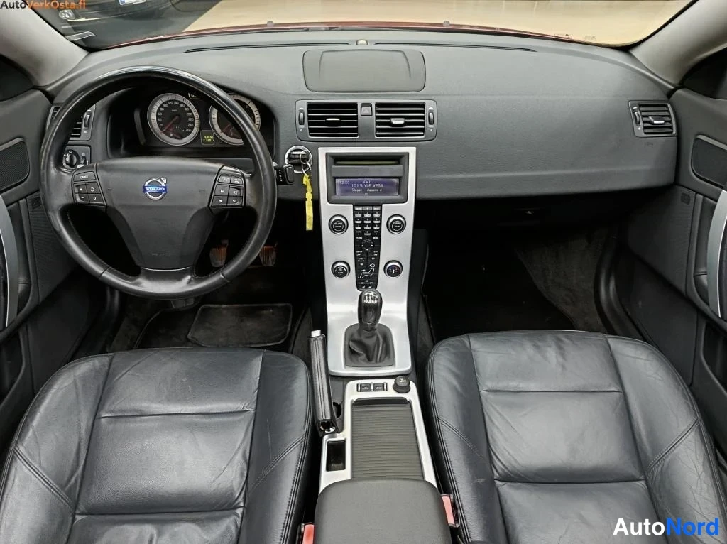 Punainen Volvo C70 2010, ohjaamo, kuva 13