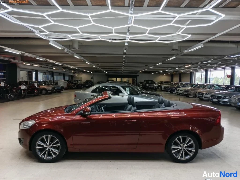 Punainen Volvo C70 2010, sivulta, kuva 6