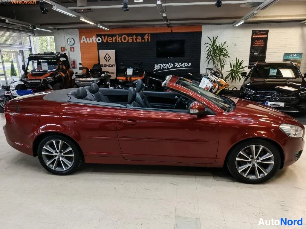 Punainen Volvo C70 2010, etuviisto, keula oikealle, kuva 4