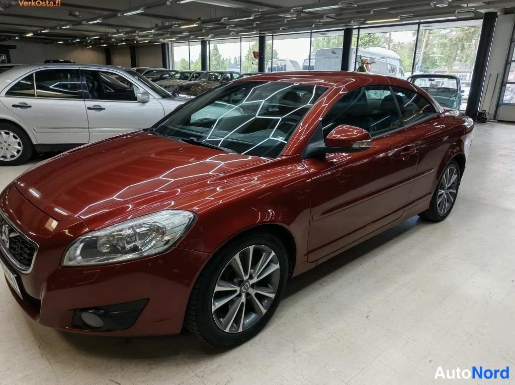 Punainen Volvo C70 2010, etuviisto, keula vasemmalle, kuva 2