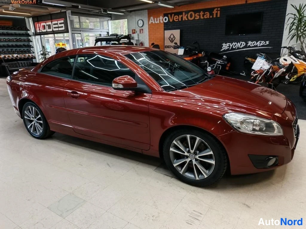 Punainen Volvo C70 2010, sivulta, kuva 7