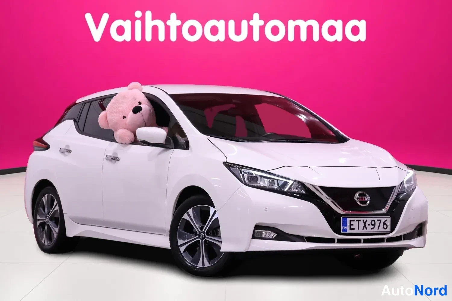 White Nissan Leaf 2022, front three-quarter, nose to the right, photo 2
