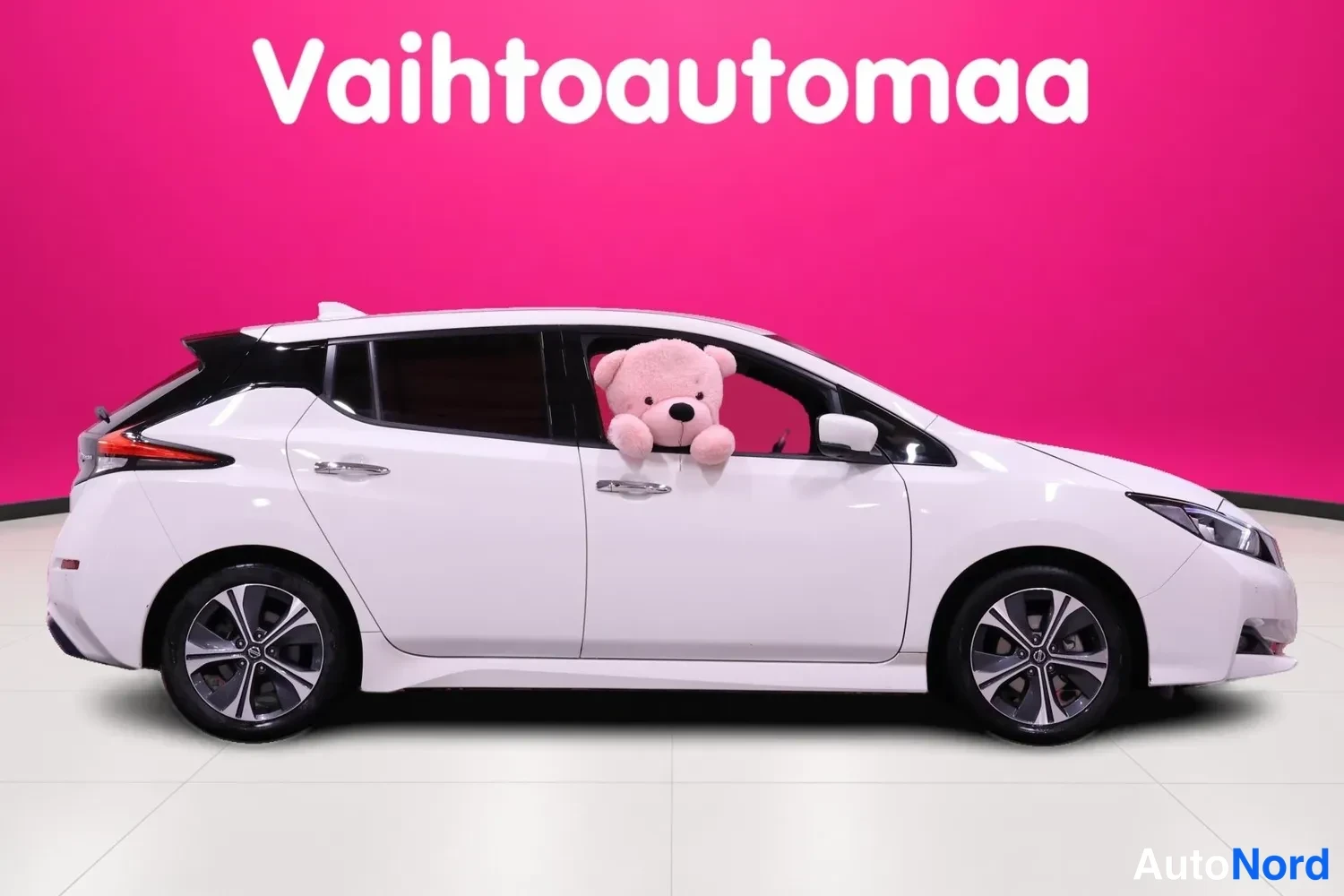 White Nissan Leaf 2022, side, photo 3