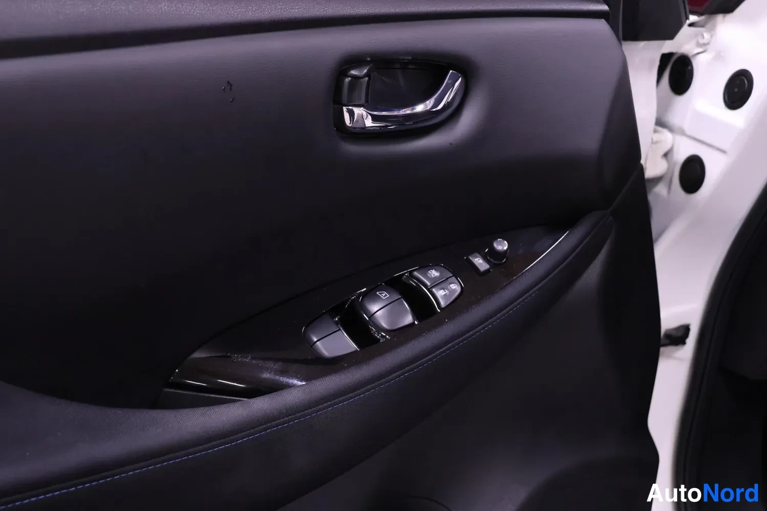 White Nissan Leaf 2022, detail, photo 13