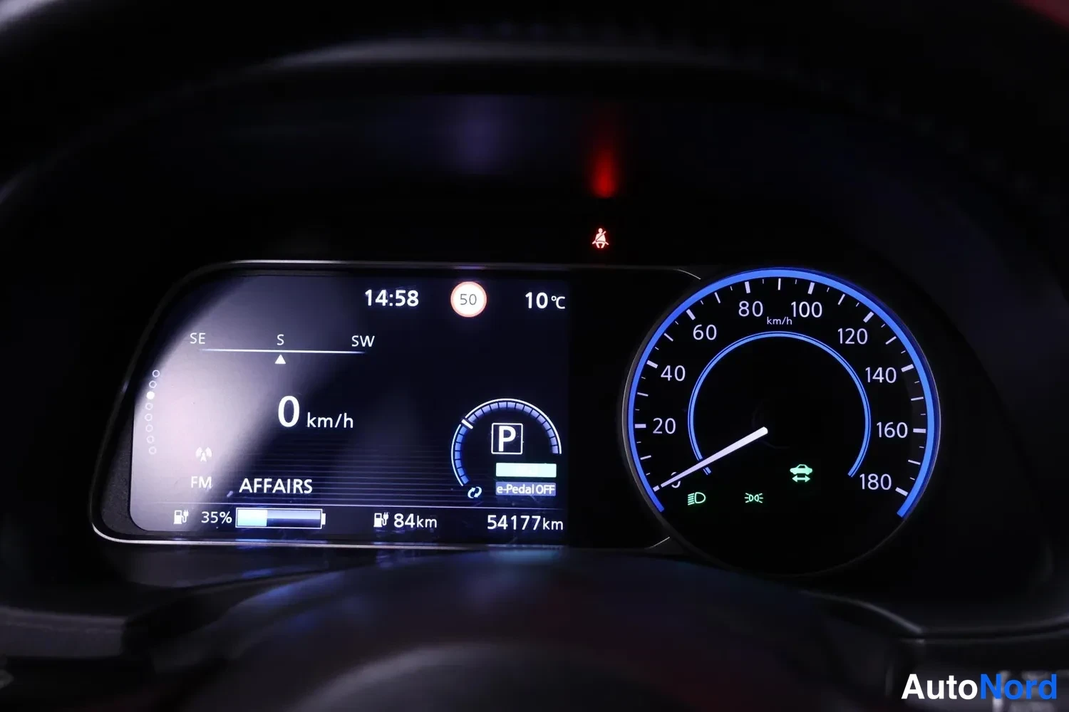 White Nissan Leaf 2022, detail, photo 15